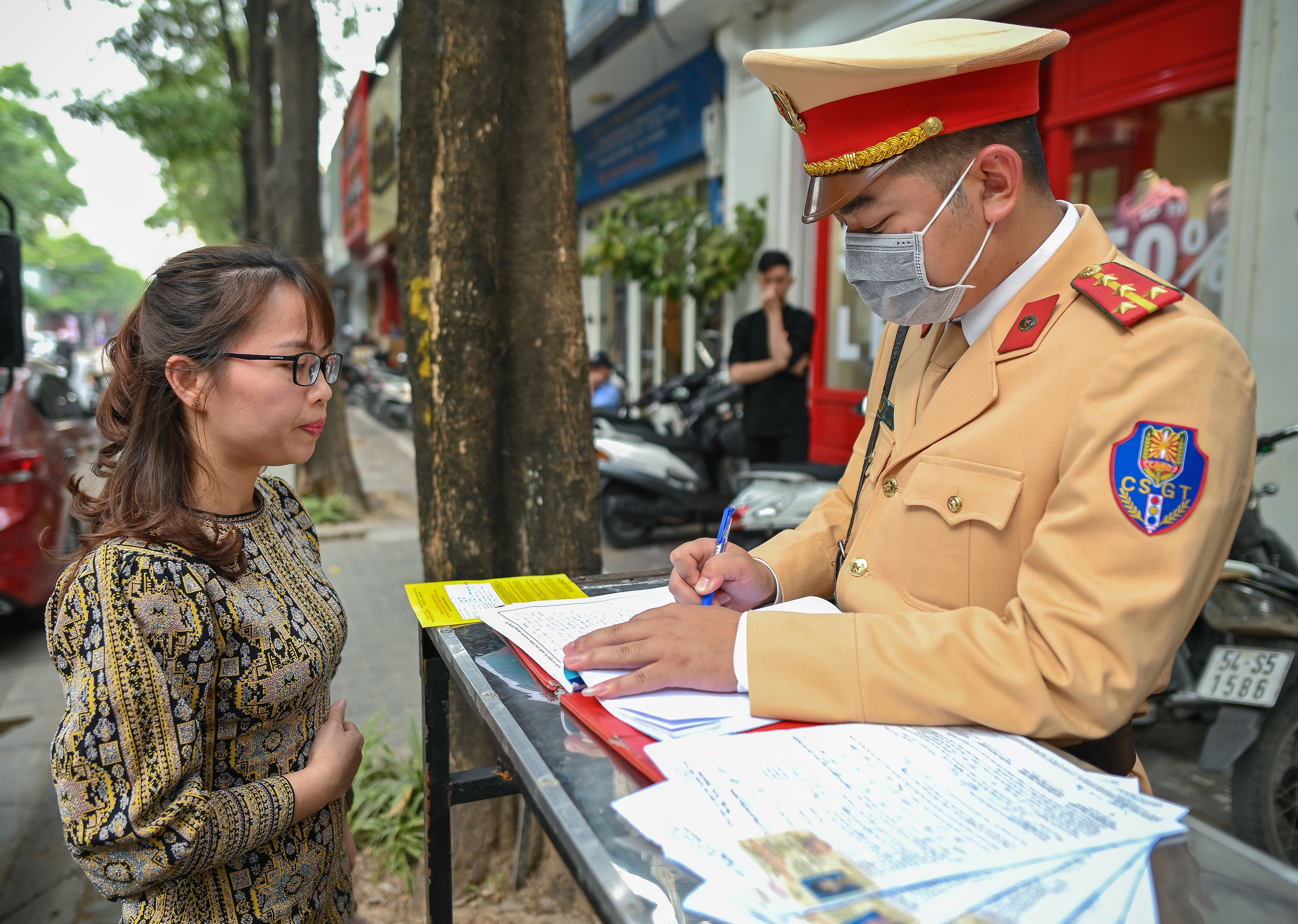 Dan thong bao phat nguoi tren xe anh 7
