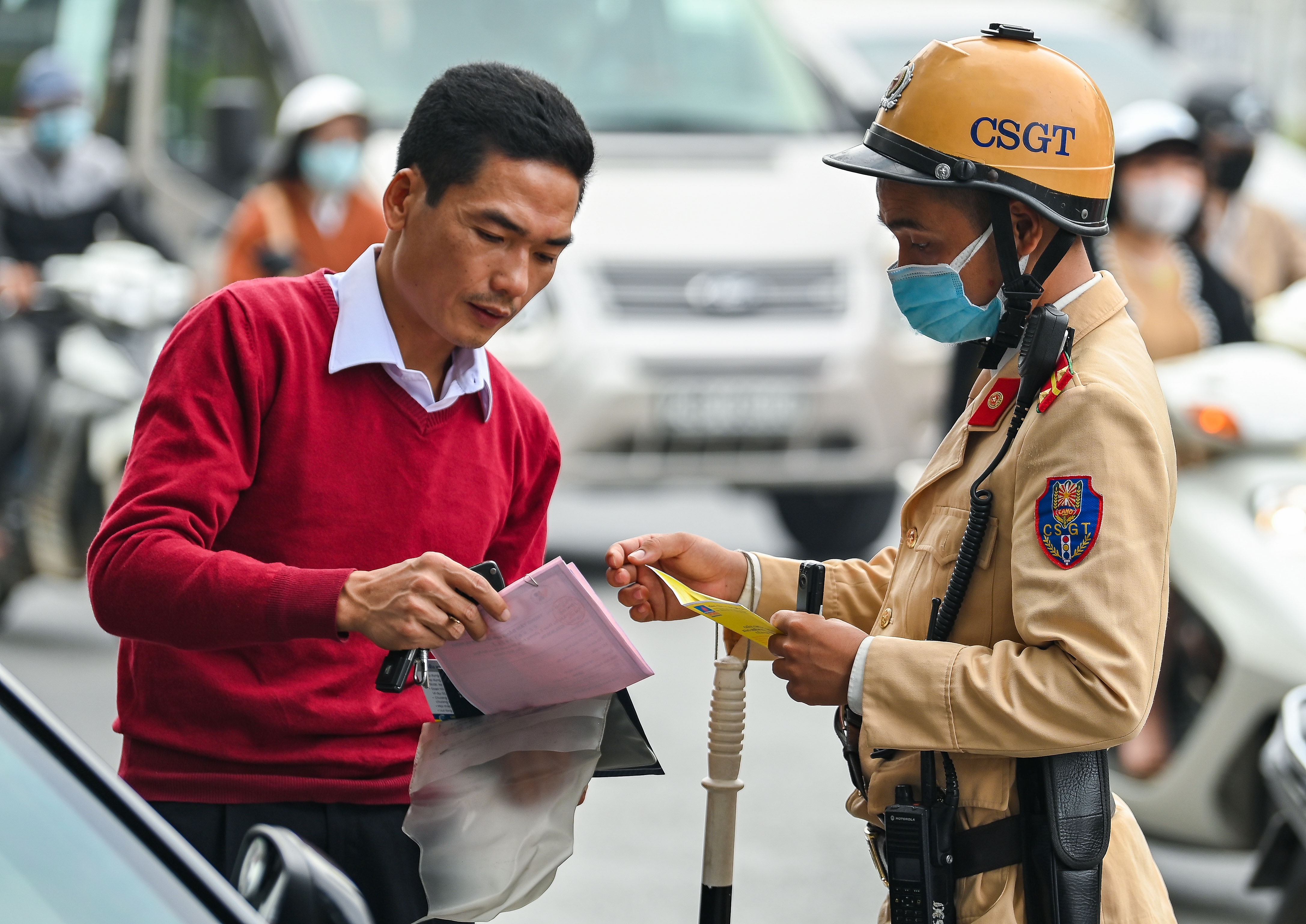 Dan thong bao phat nguoi tren xe anh 6