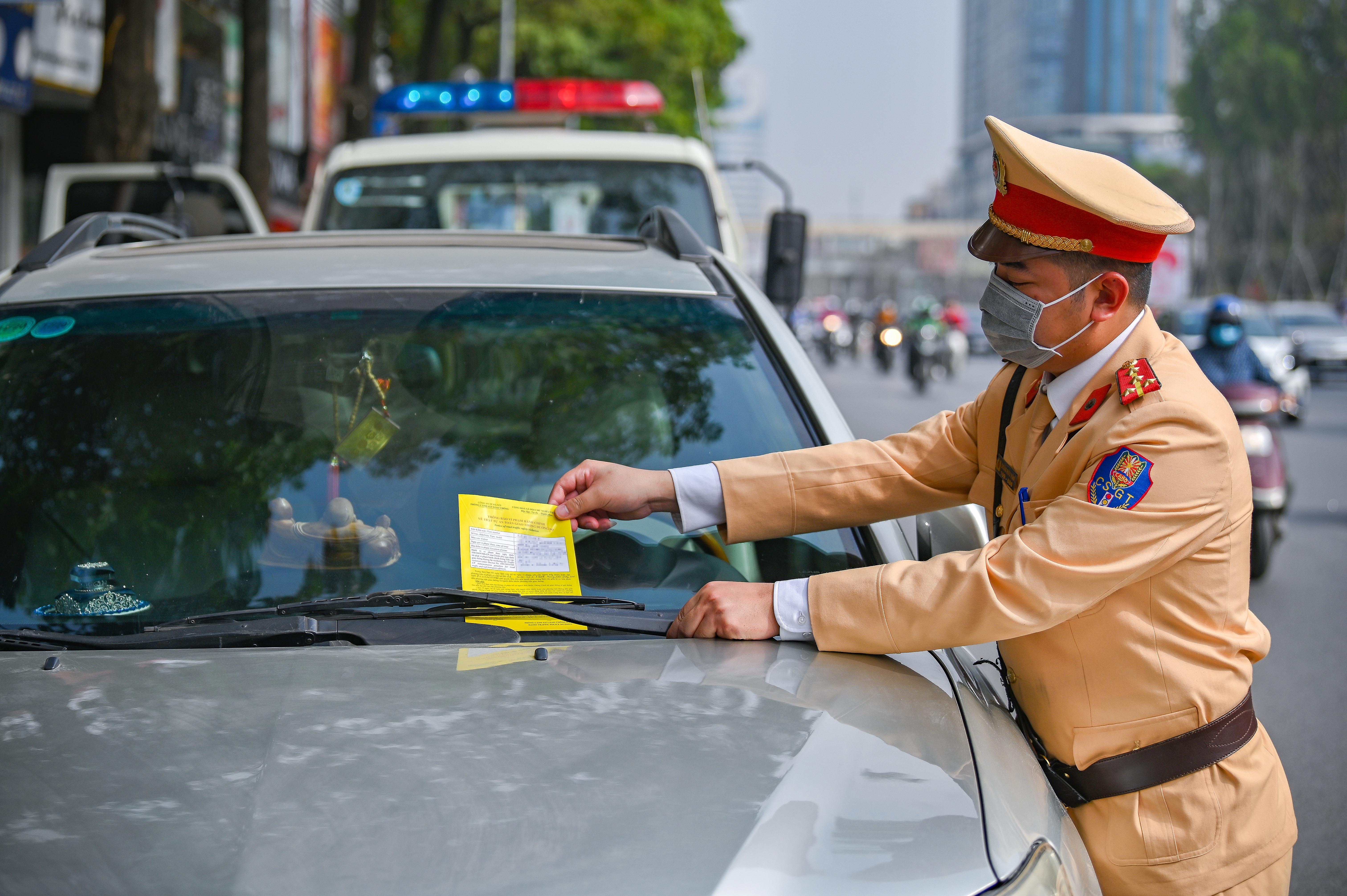 CSGT dan thong bao phat nguoi tren kinh oto hinh anh