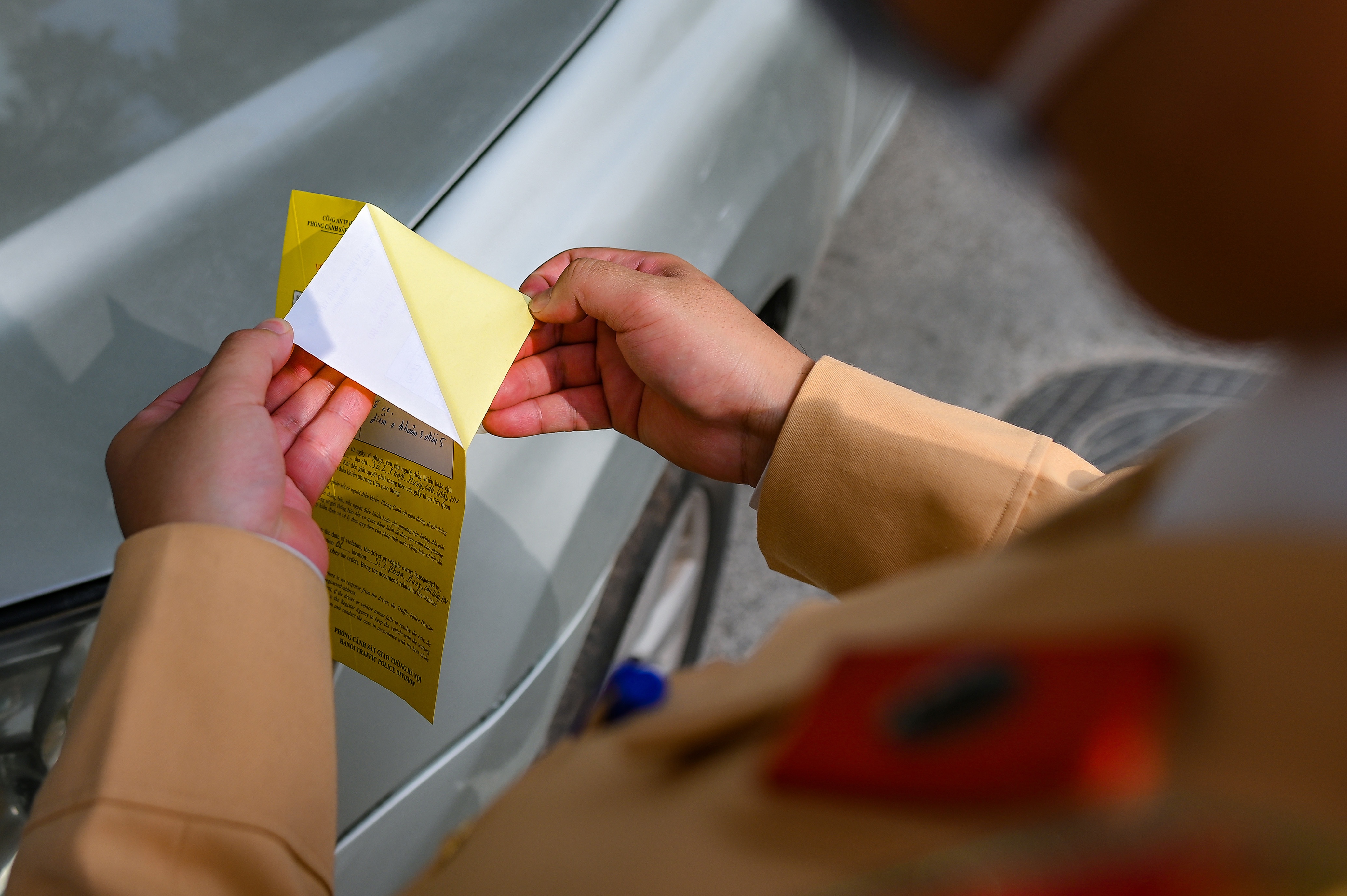 Dán thông báo phạt nguội trên xe ảnh 4 Dan thong bao phat nguoi tren xe anh 4