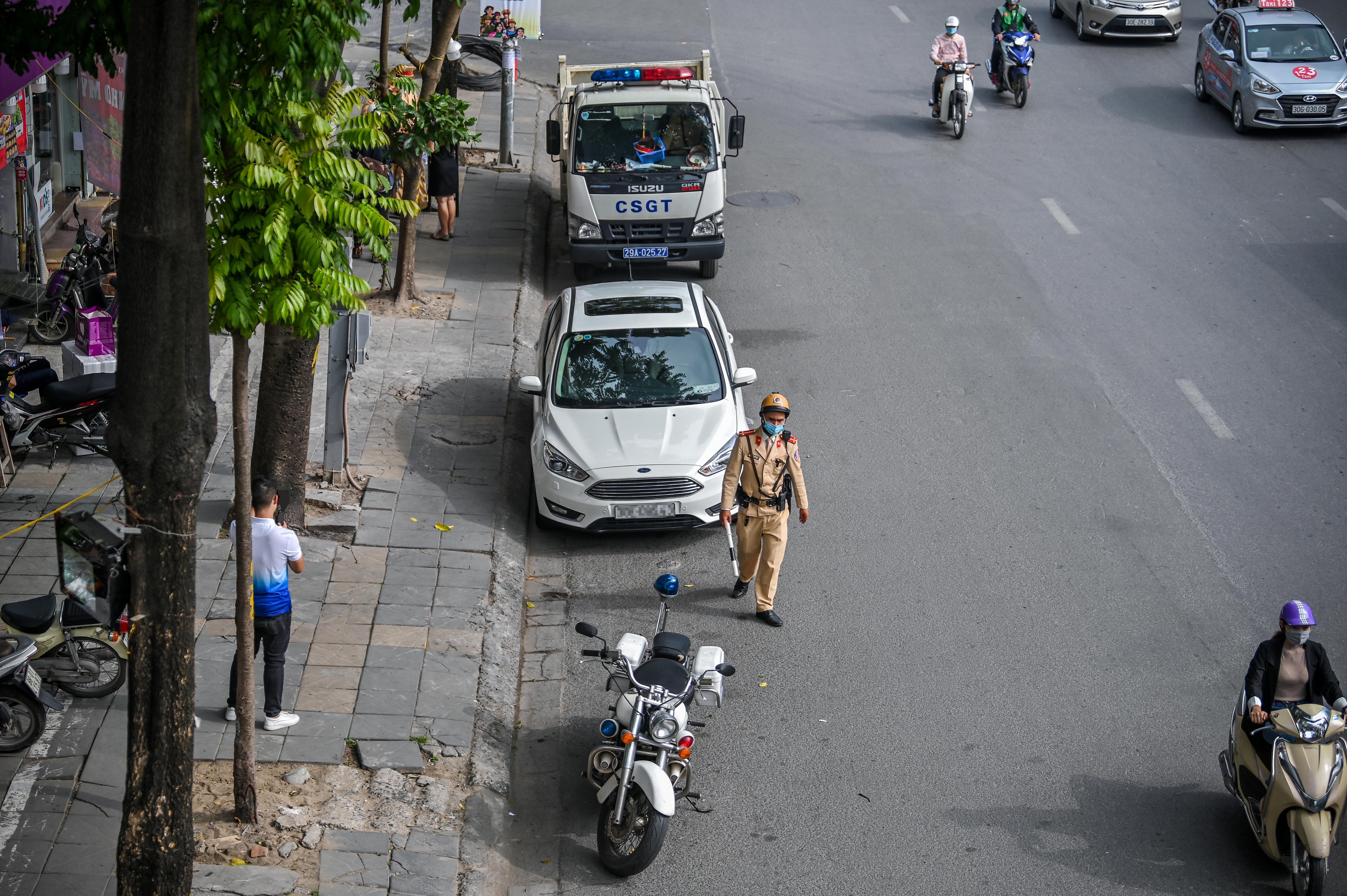 Dan thong bao phat nguoi tren xe anh 1