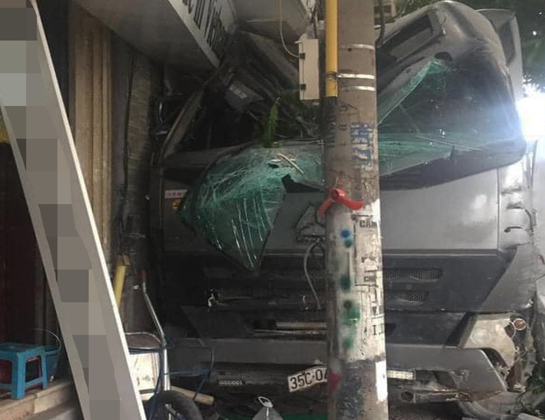 Xe bon tong sap mai nha dan luc rang sang hinh anh