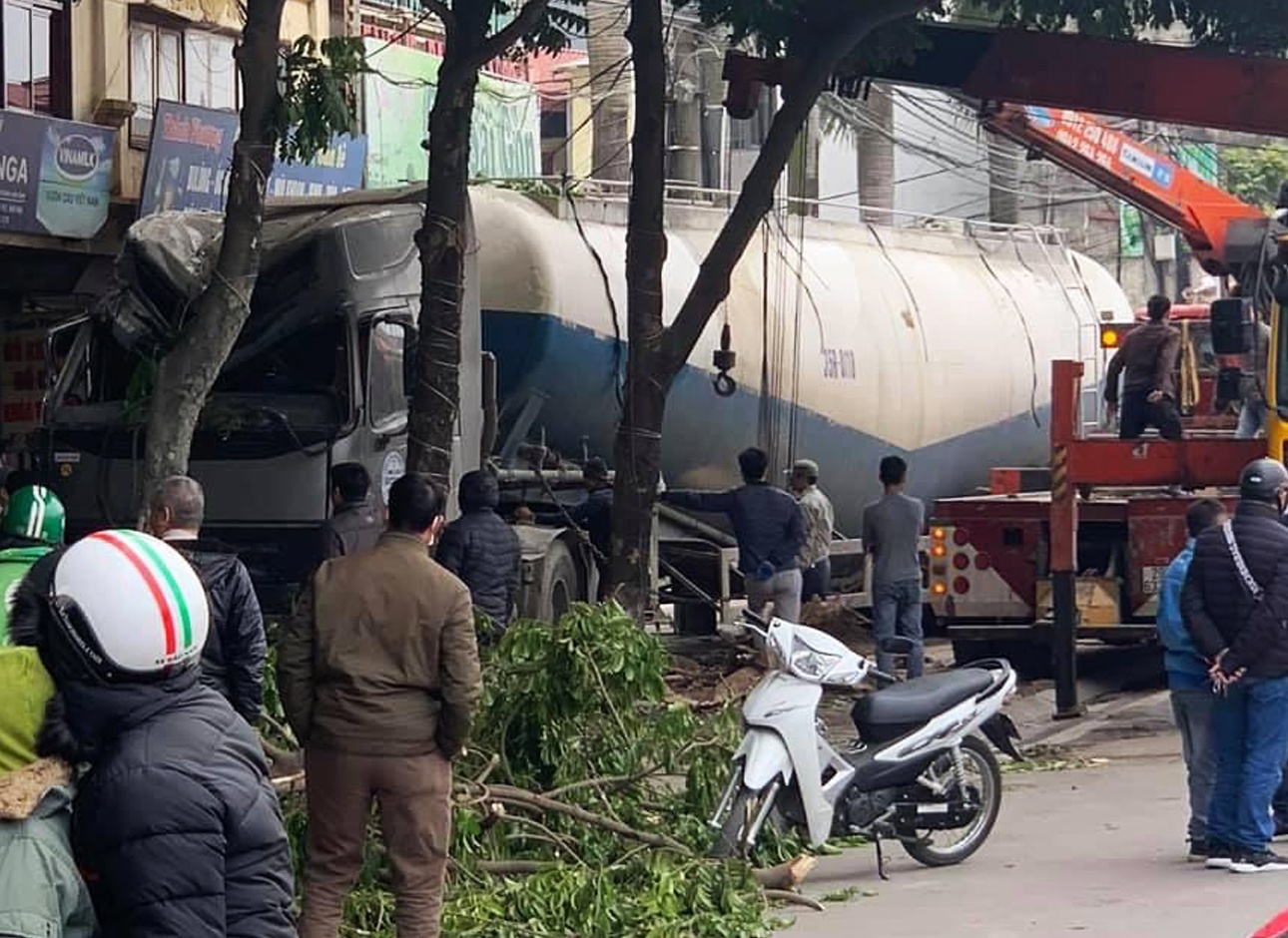 Xe bon tong trung nha dan anh 1