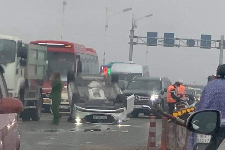 Oto lat ngua sau khi tong dai phan cach cau Vinh Tuy hinh anh