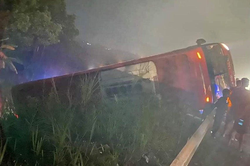 Xe giuong nam lat tren cao toc, 10 nguoi bi ket hinh anh