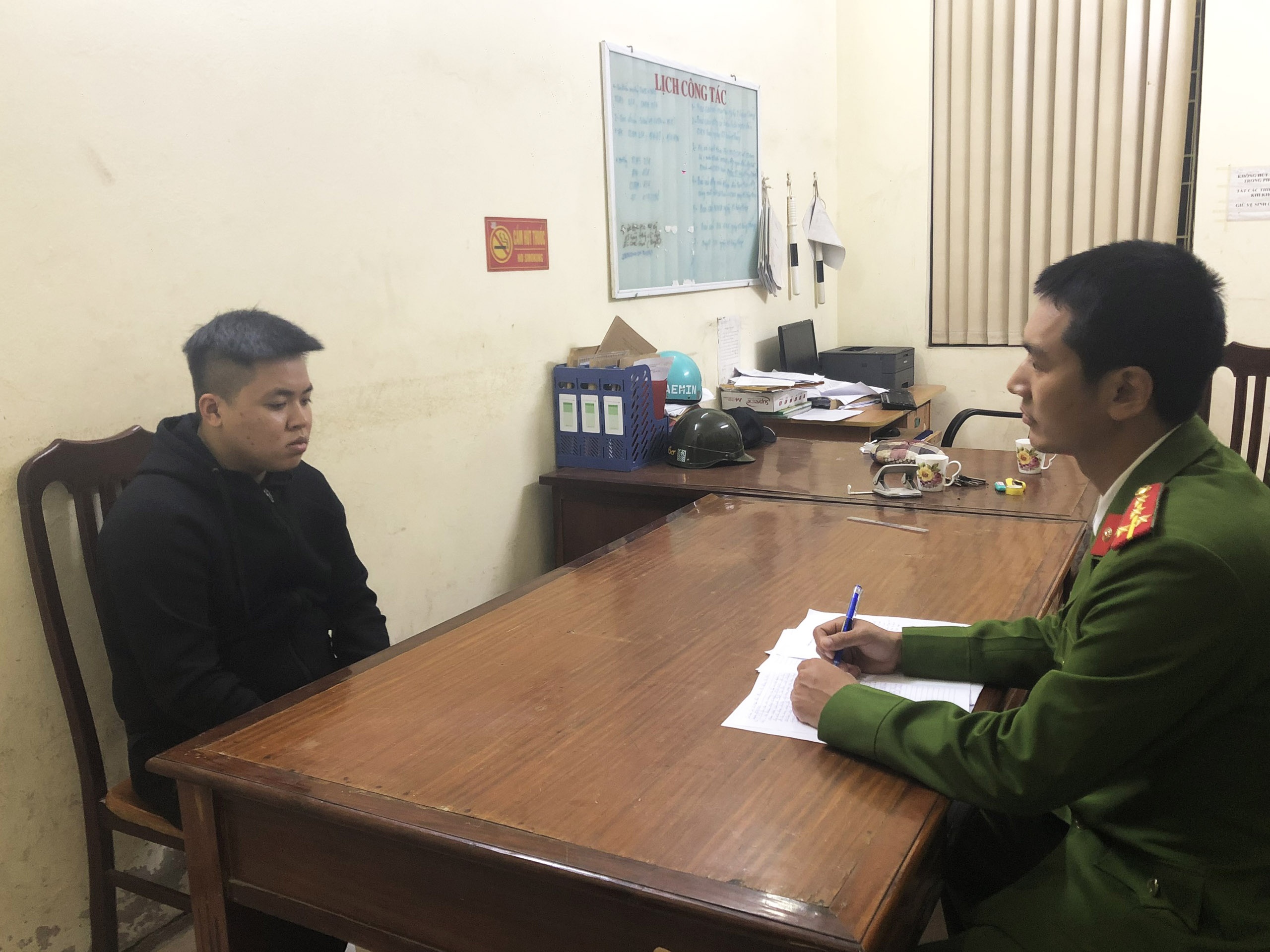 Tam giu thanh nien phong hoa quan tra chanh hinh anh