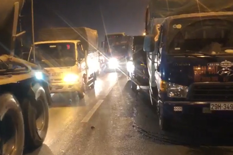 Hai oto va cham, duong vanh dai 3 tac hon 4 km hinh anh