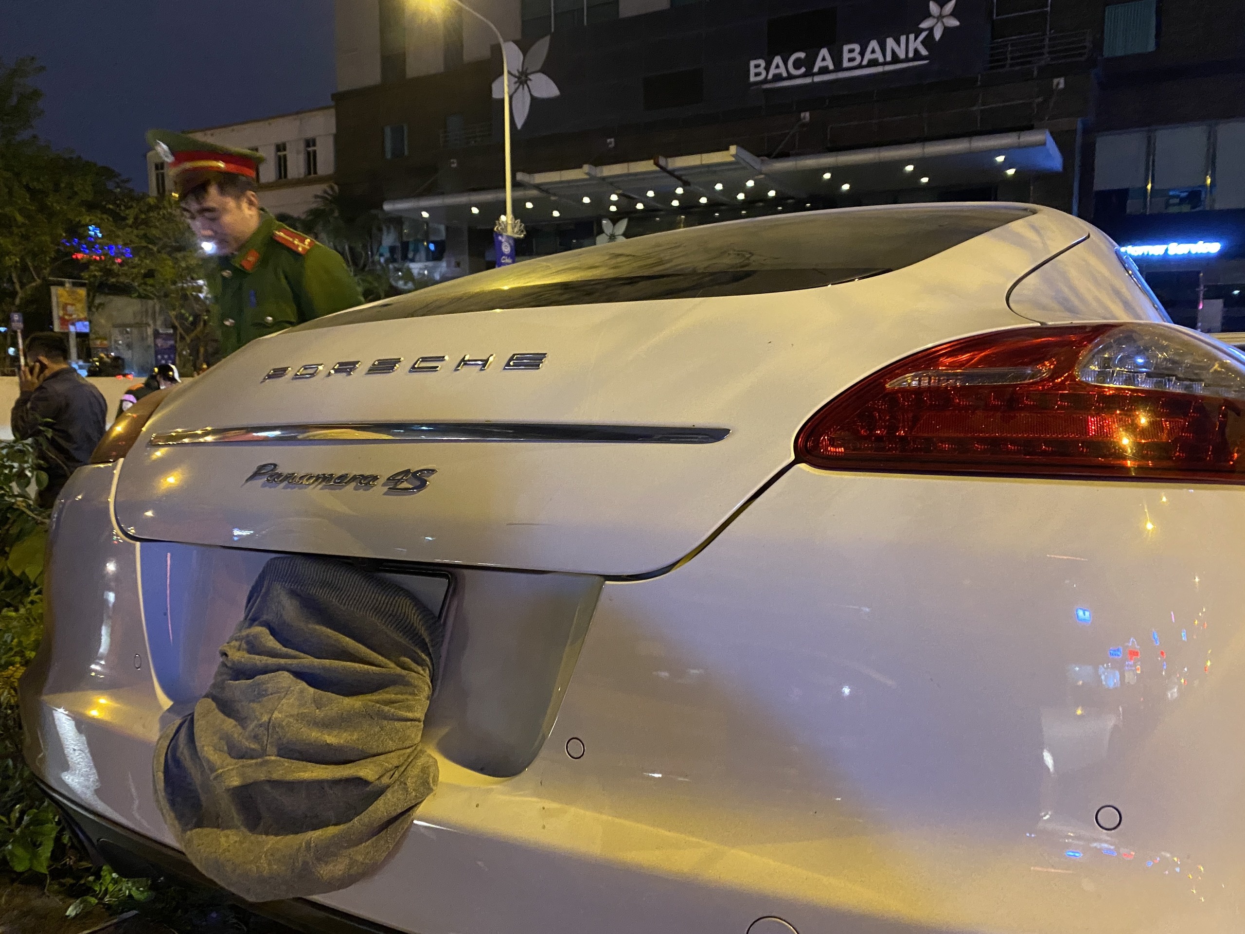 Tai xe Porsche bi dot quy khi lai xe? hinh anh