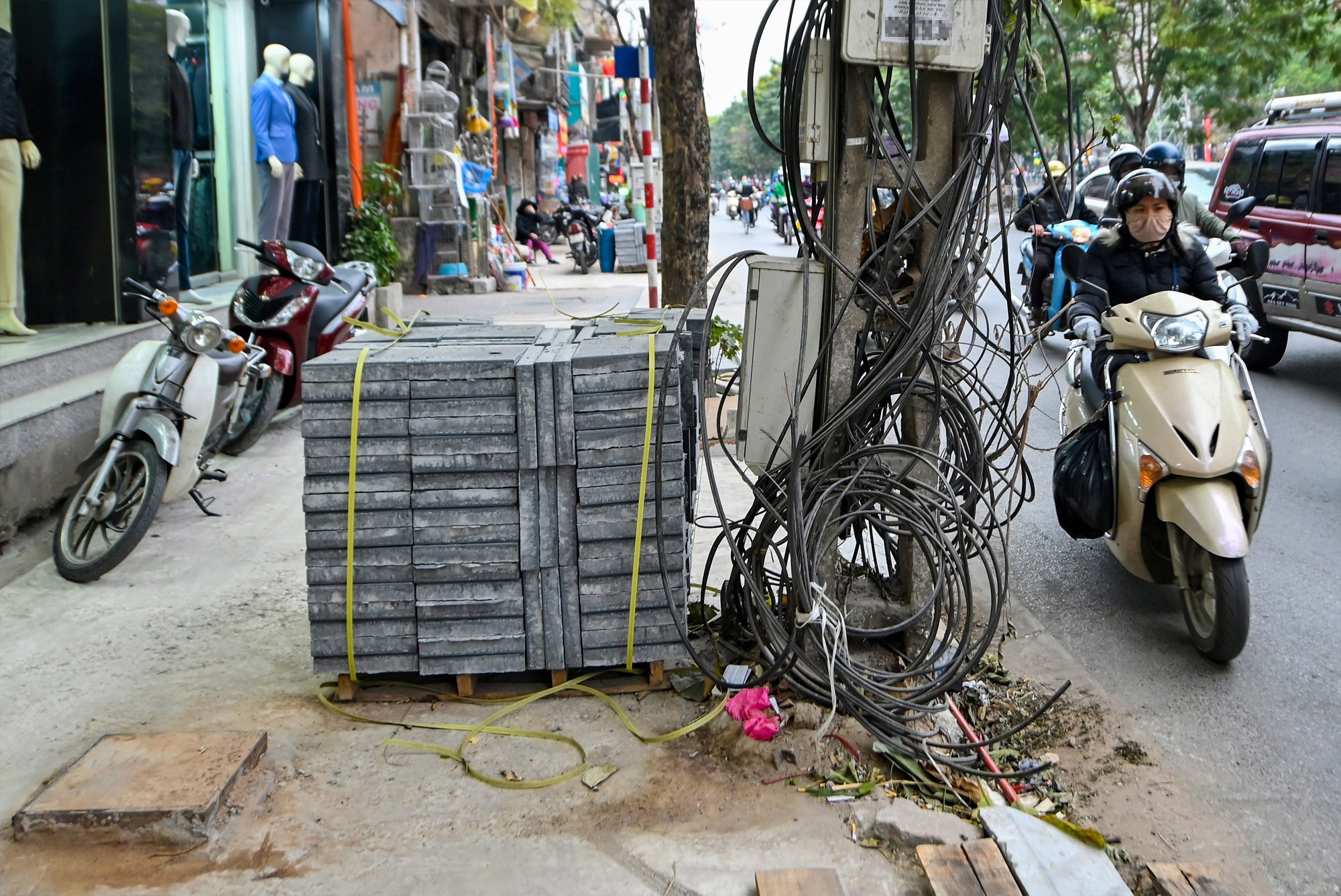 Chua ha ngam day cap van lat lai via he hinh anh