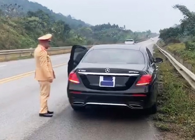 Tai xe Mercedes dung bang dinh che bien so hinh anh