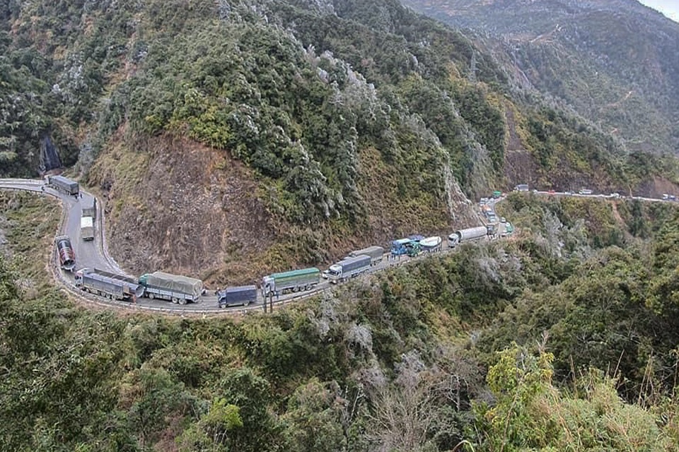 Hang chuc xe tai ket tren quoc lo 4D vi bang tuyet hinh anh