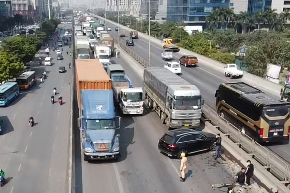 Xe tai dam Mercedes GLC 200 anh 1