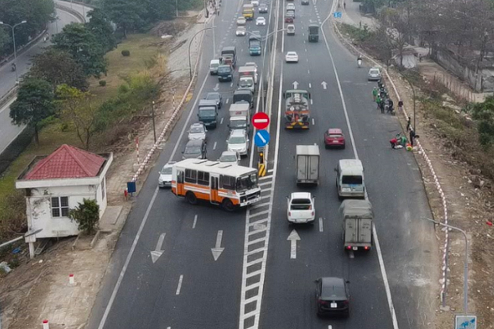 Se xu ly oto quay dau tren cau Thang Long hinh anh