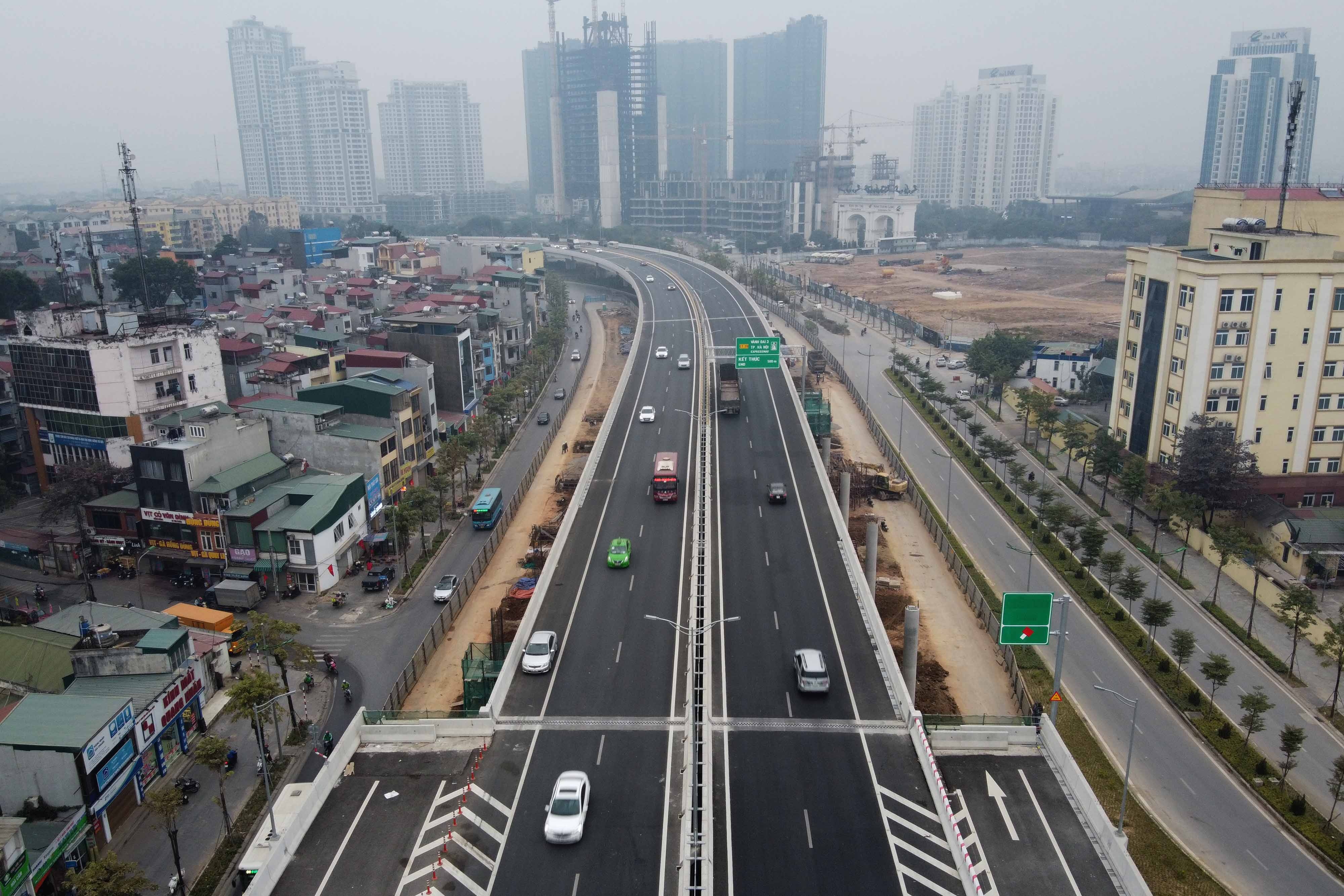Quay dau xe tren cau Thang Long anh 2