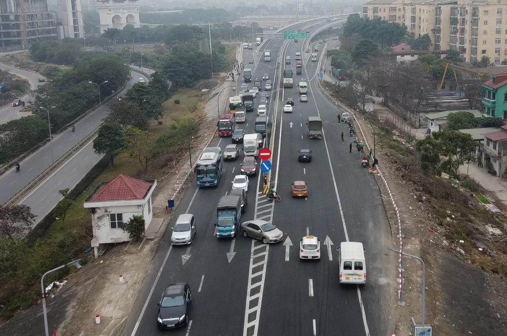 Quay dau xe tren cau Thang Long anh 1