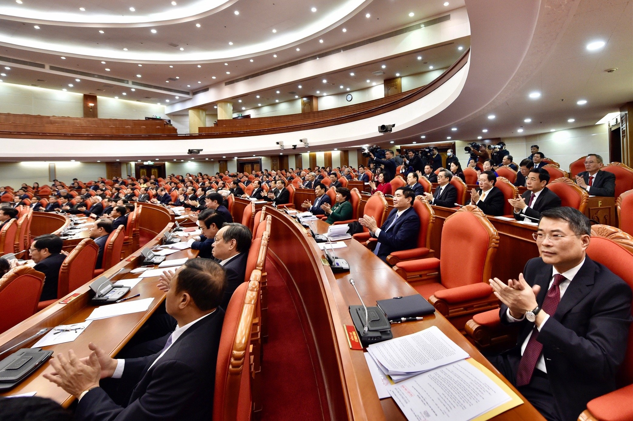 Khai mac Hoi nghi Trung uong 15 hinh anh