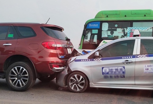 Cau Vinh Tuy un tac sau vu 5 oto tong lien hoan hinh anh