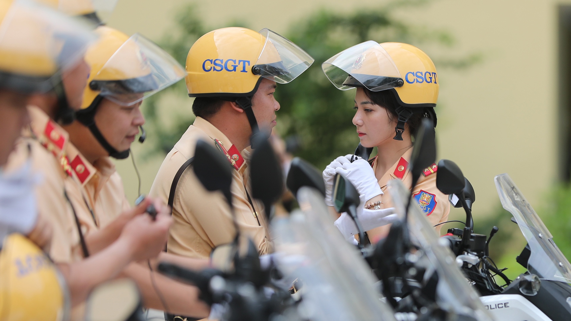 Nu CSGT dan doan Dai hoi Dang anh 15