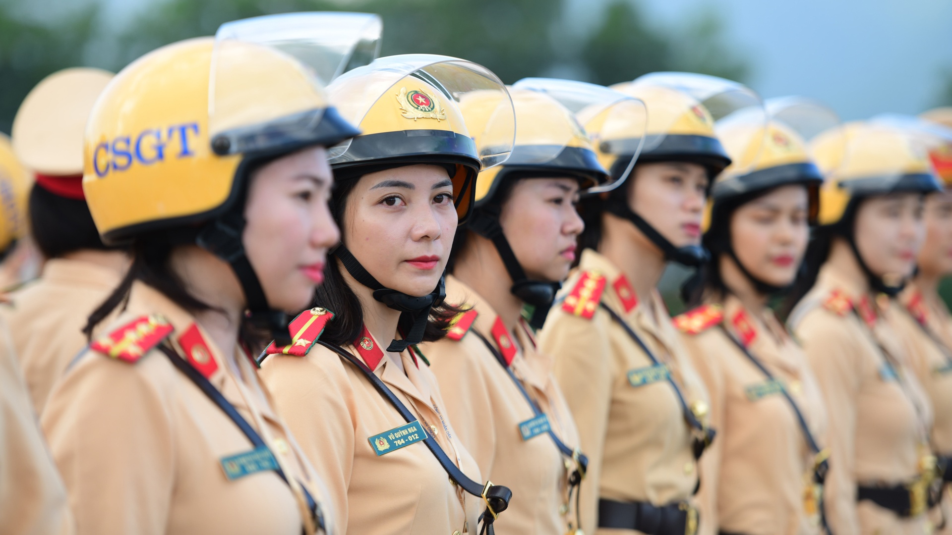 Nu CSGT dan doan Dai hoi Dang anh 2