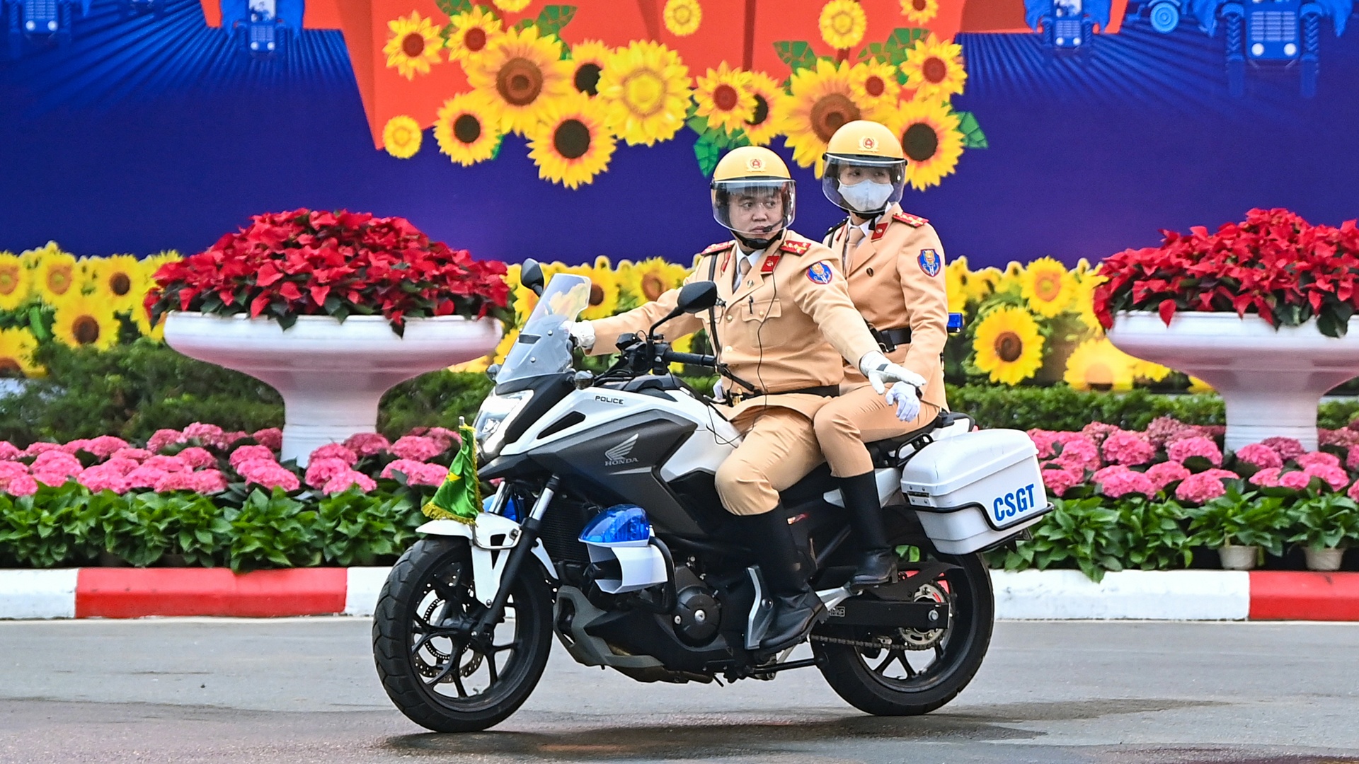 Nu CSGT dan doan Dai hoi Dang anh 16