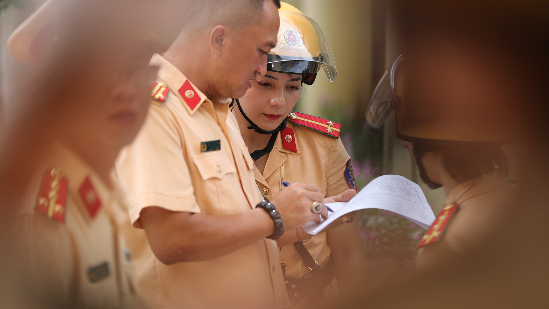 Nu CSGT dan doan Dai hoi Dang anh 11