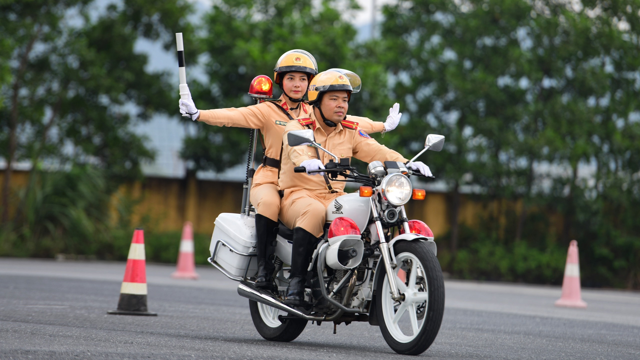 Nu CSGT dan doan Dai hoi Dang anh 1