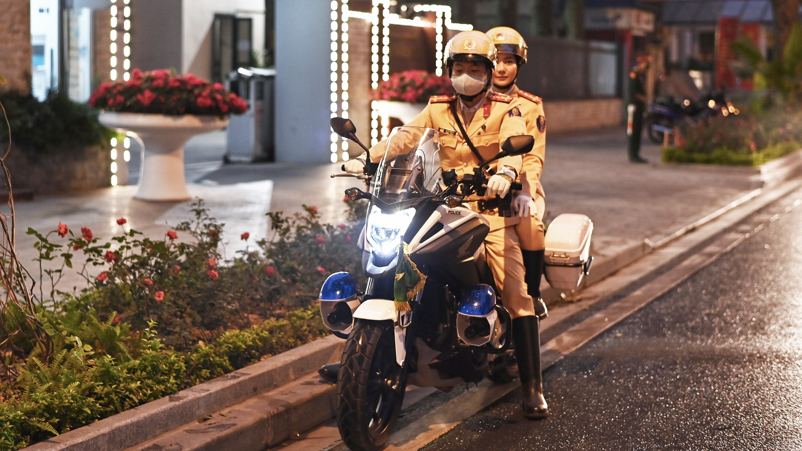 Nu CSGT dan doan Dai hoi Dang anh 12