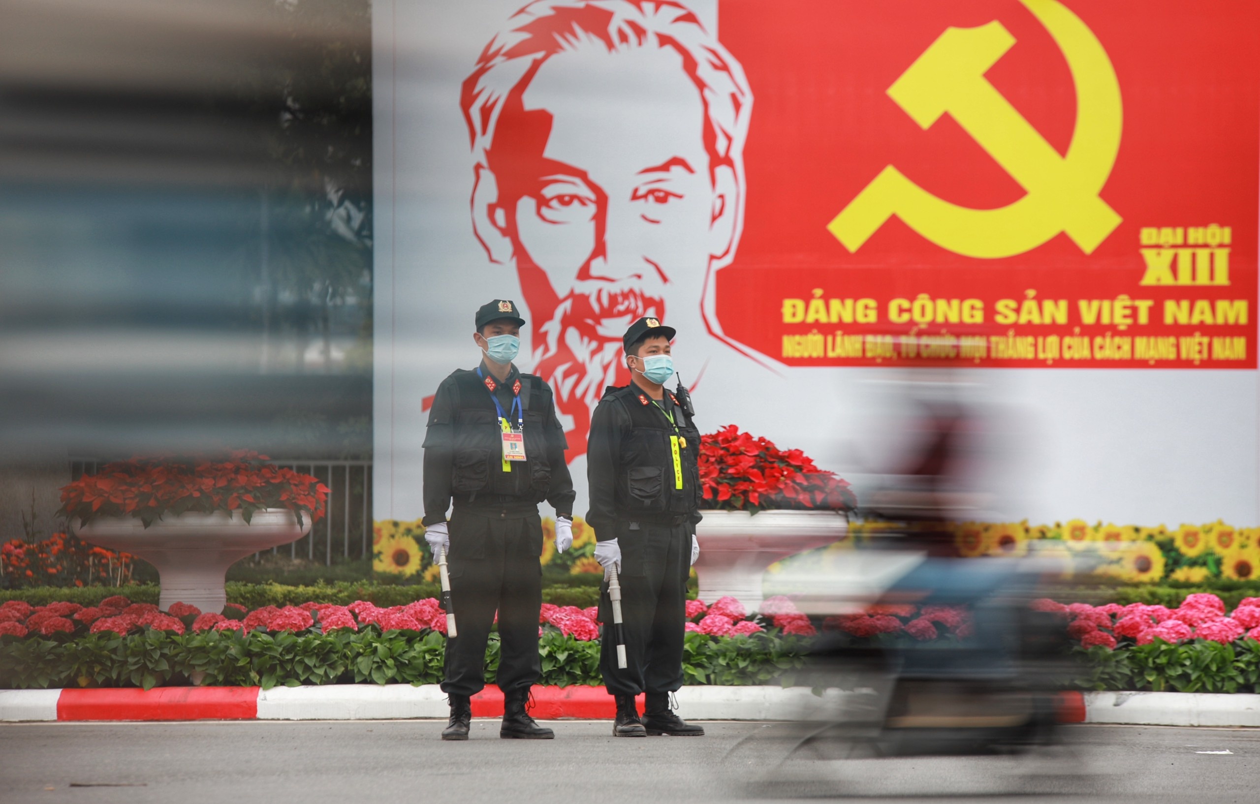 Canh sat co dong bao ve Dai hoi Dang XIII anh 2