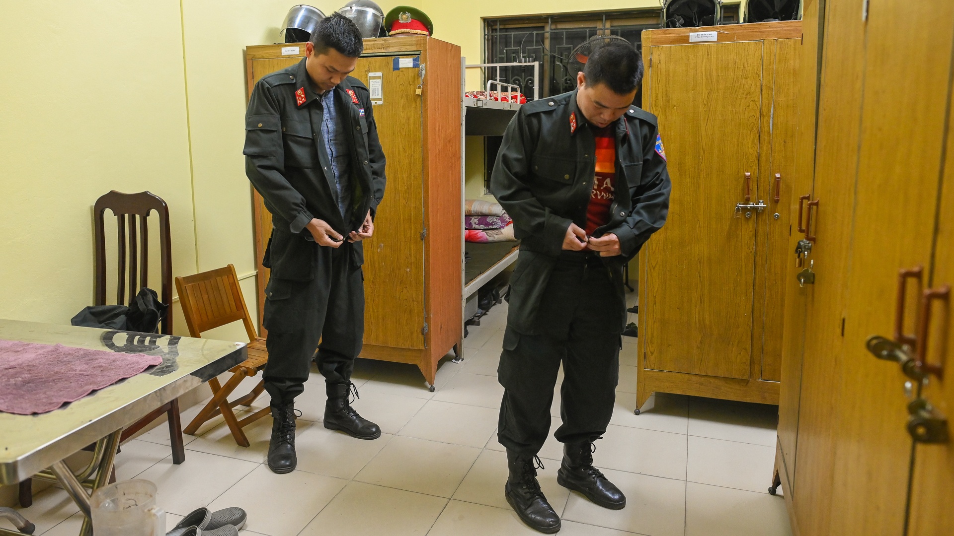 Canh sat co dong bao ve Dai hoi Dang XIII anh 3