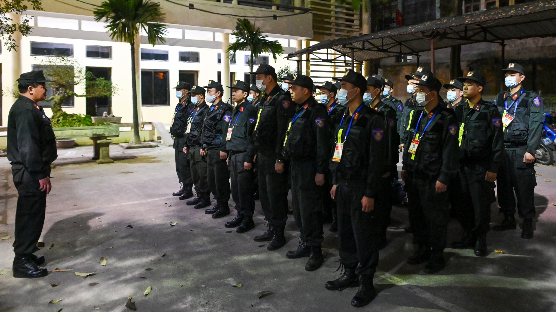 Canh sat co dong bao ve Dai hoi Dang XIII anh 4