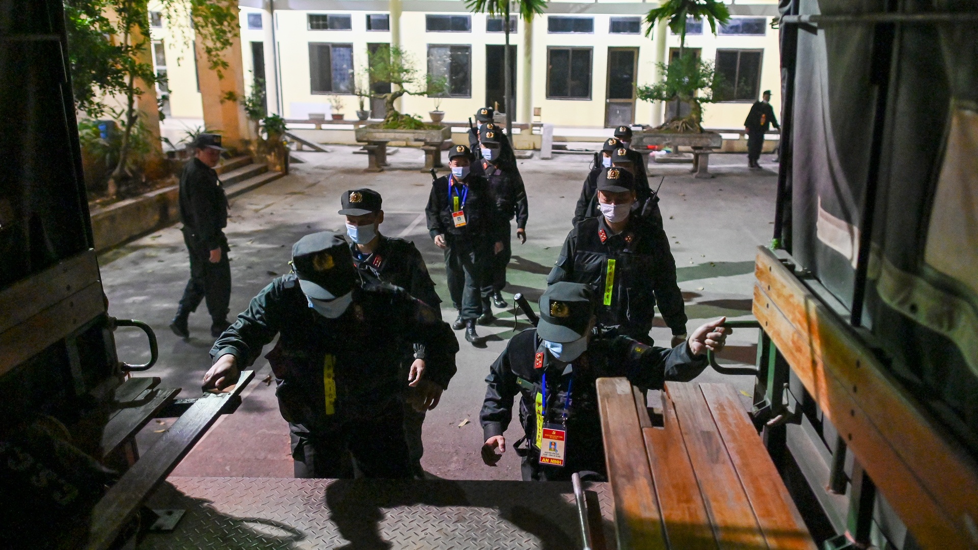 Canh sat co dong bao ve Dai hoi Dang XIII anh 6