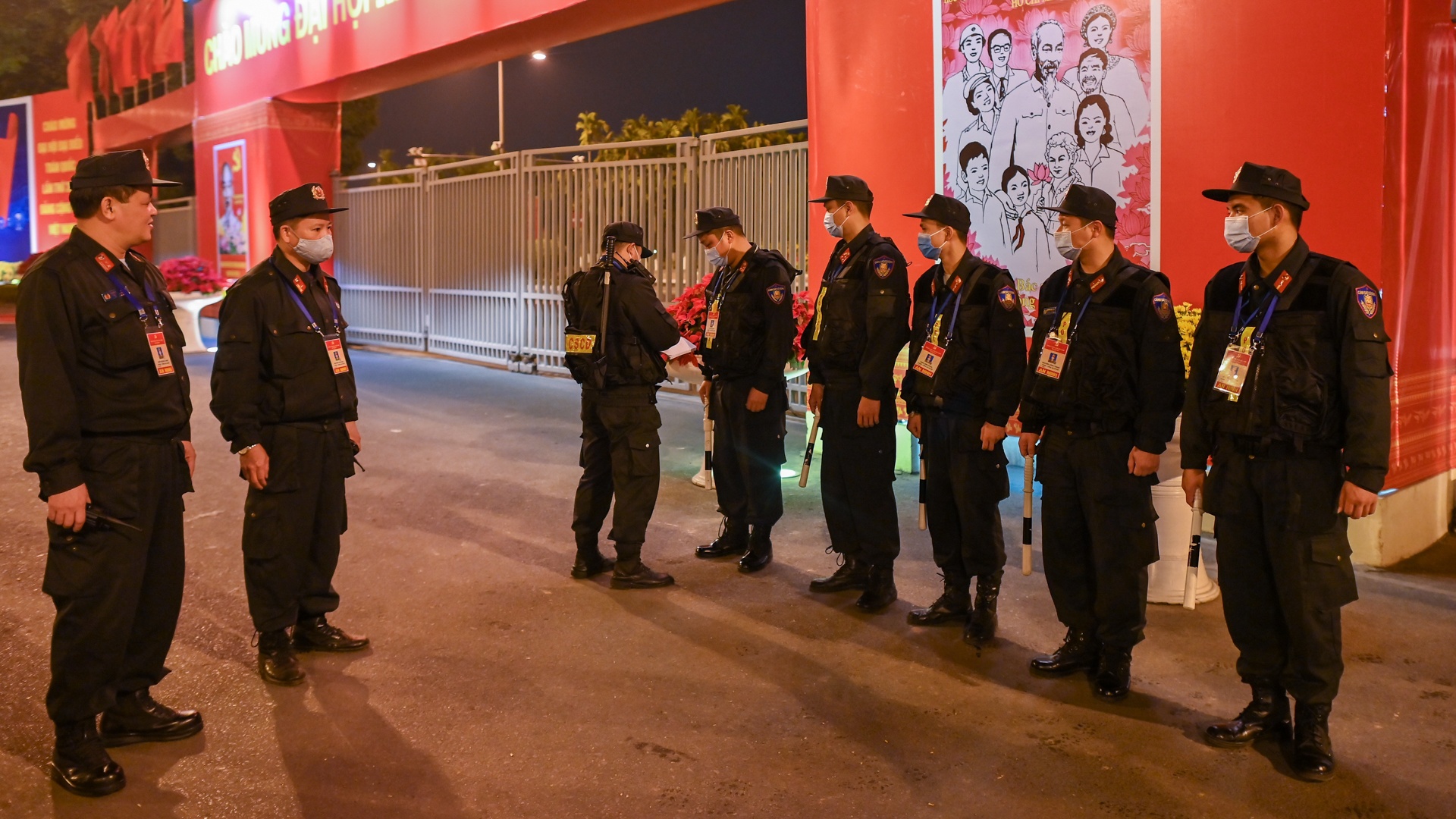 Canh sat co dong bao ve Dai hoi Dang XIII anh 8