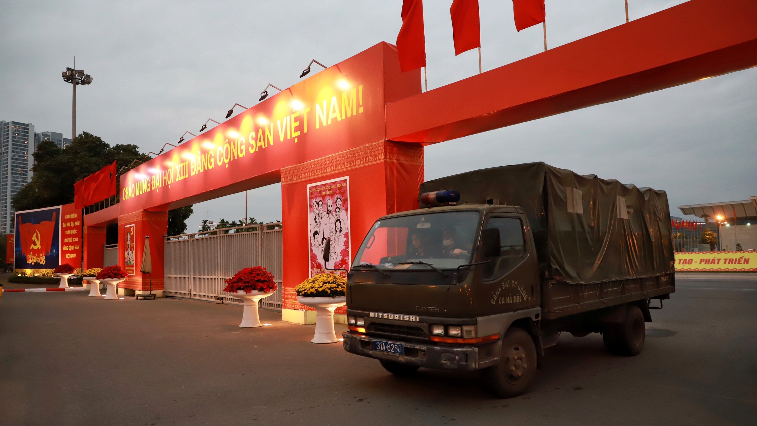 Canh sat co dong bao ve Dai hoi Dang XIII anh 14