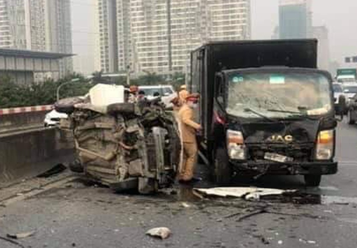 Xe con bien dang sau va cham voi oto tai hinh anh