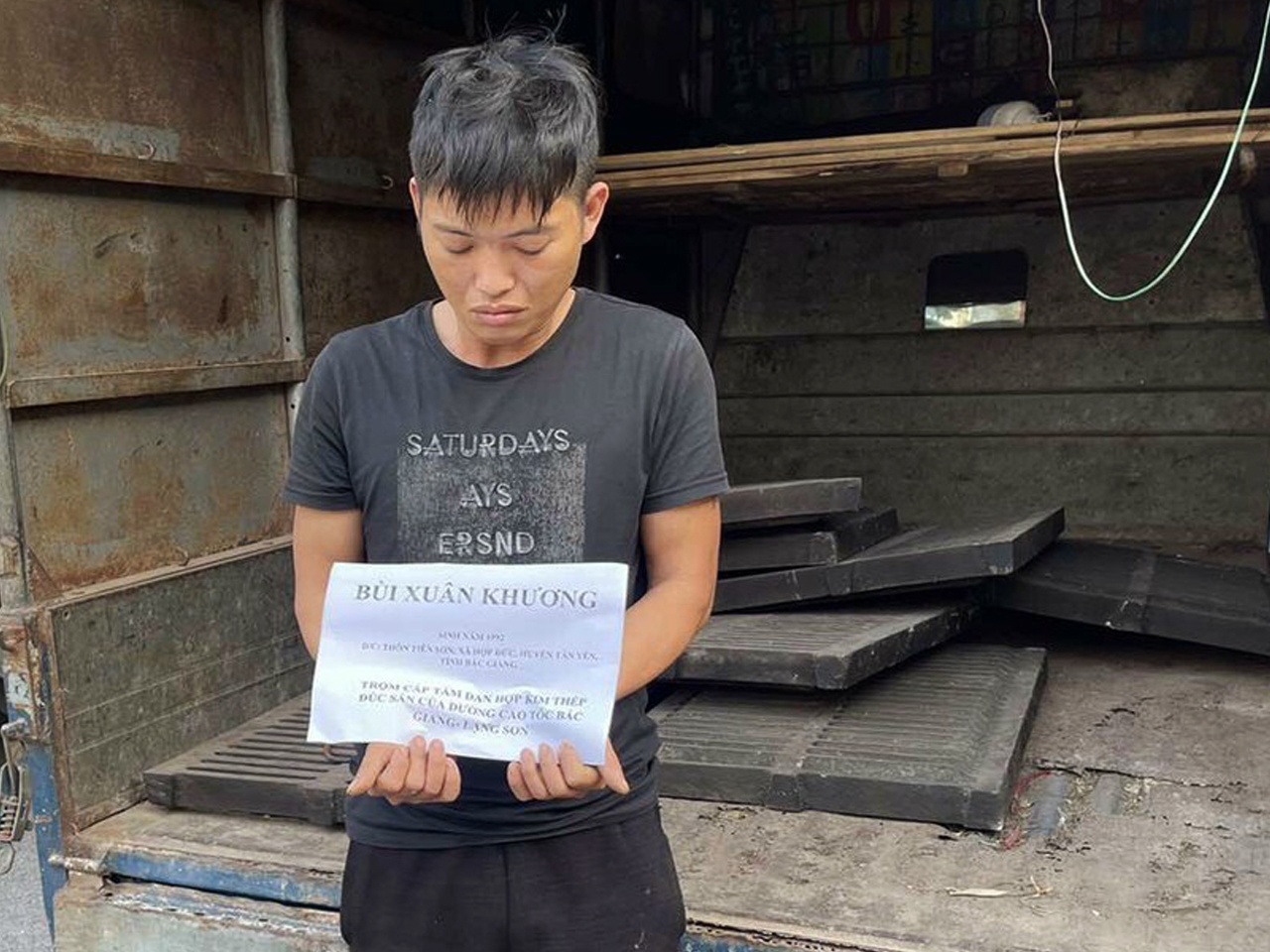 Nhom trom nap cong tong xe vao barie de bo chay hinh anh