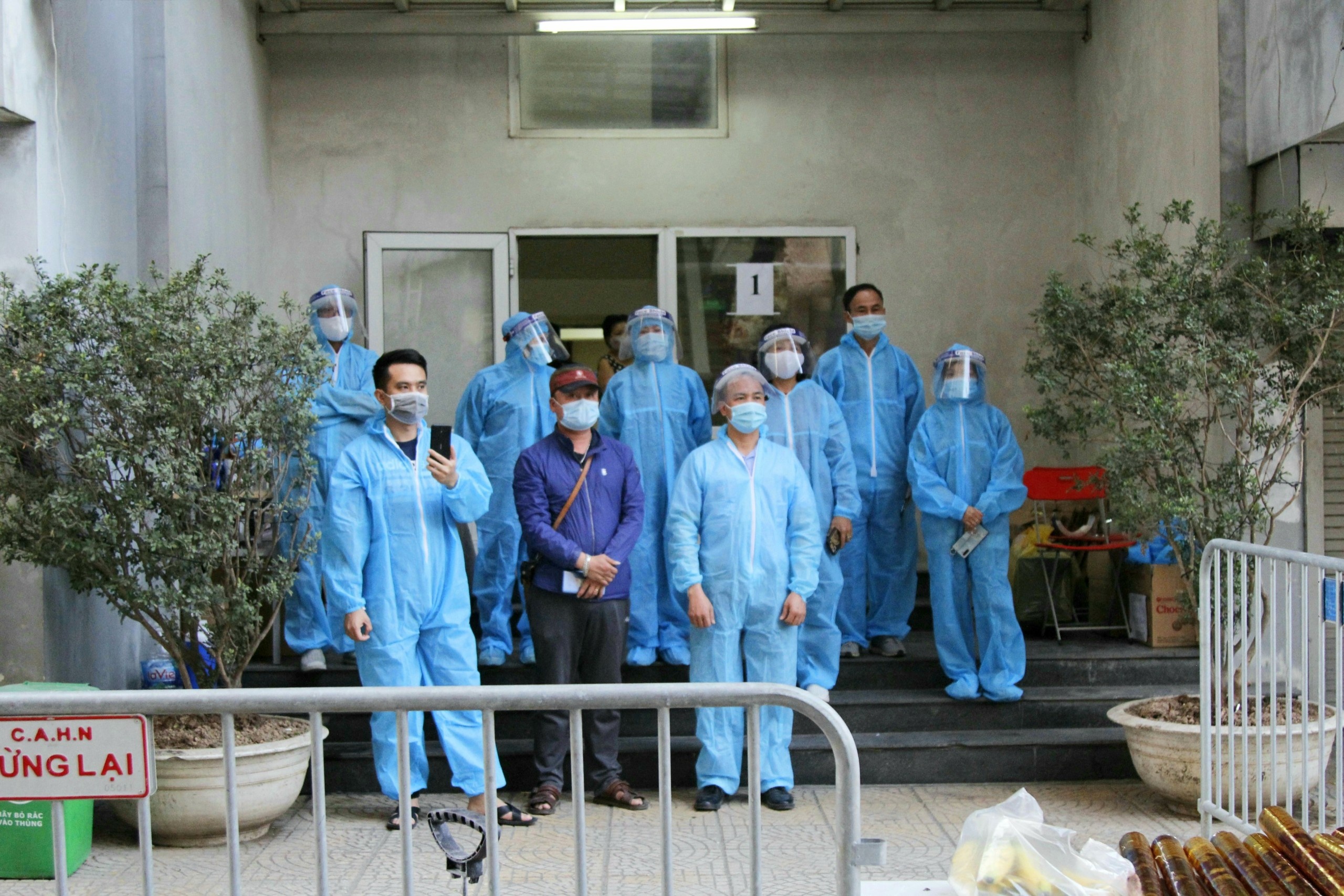 Do cach ly y te toa chung cu o pho Lac Trung hinh anh