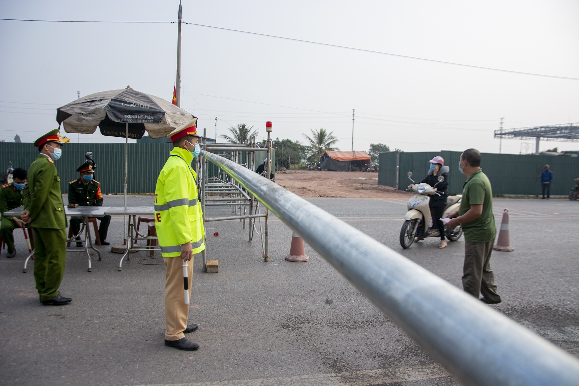 Hai Phong bai bo giay xac nhan cua dia phuong voi nguoi ve que hinh anh