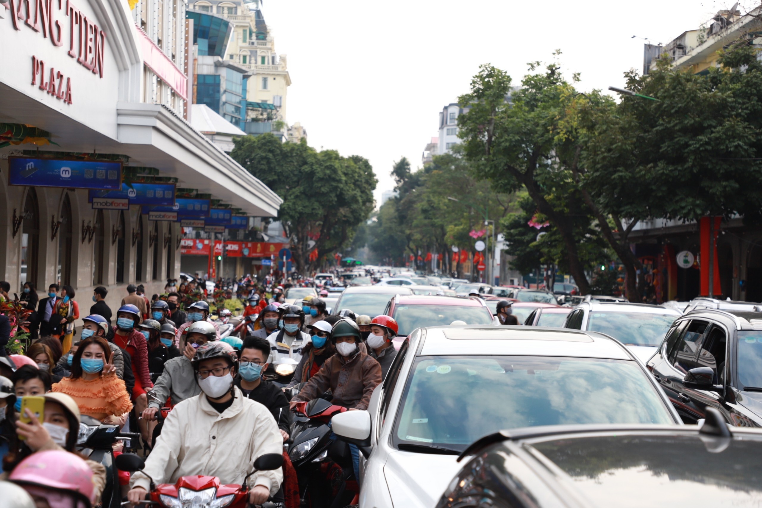 Ha Noi tac duong mung 1 Tet anh 1