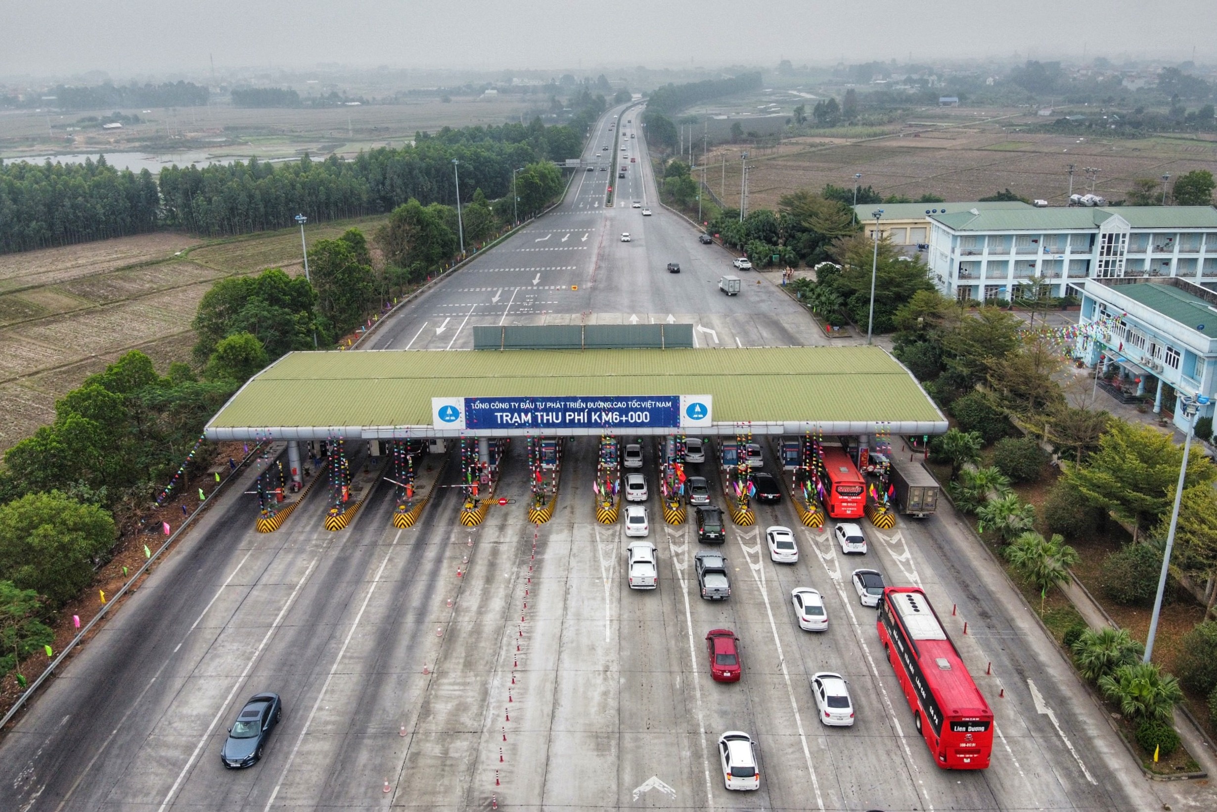 Tac duong cao toc Phap Van anh 10