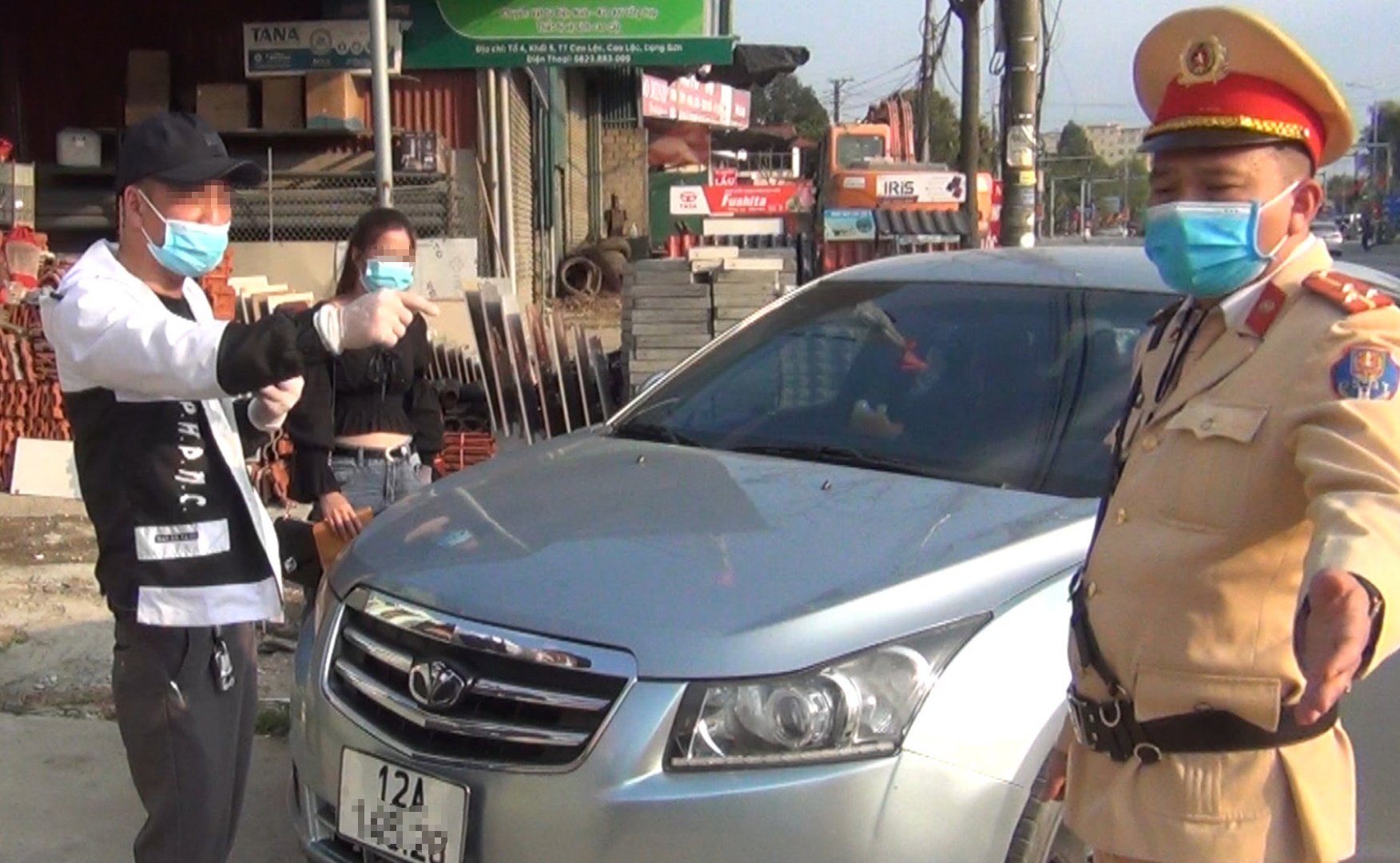 Livestream viec kiem tra nong do con, tai xe bi phat hon 40 trieu hinh anh