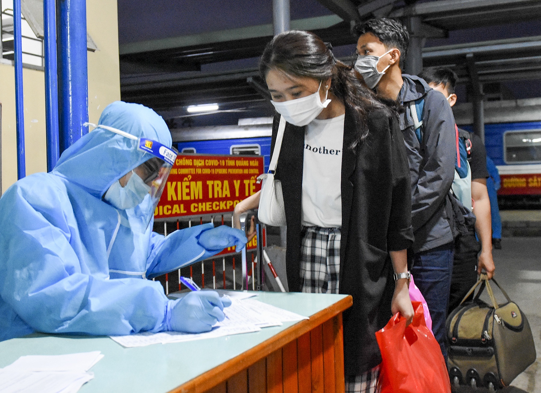 Cán bộ trung tâm y tế khai man ảnh 1 Can bo trung tam y te khai man anh 1