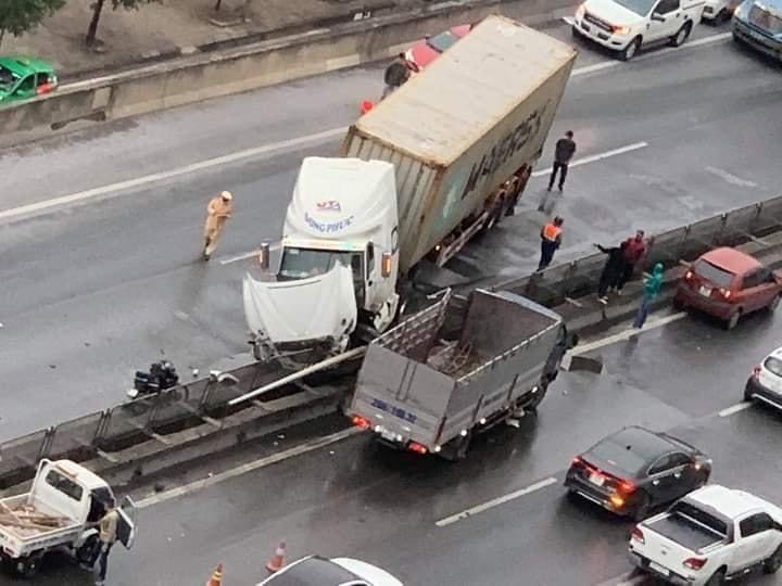 Vanh dai 3 tren cao te liet sau khi xe container tong dai phan cach hinh anh