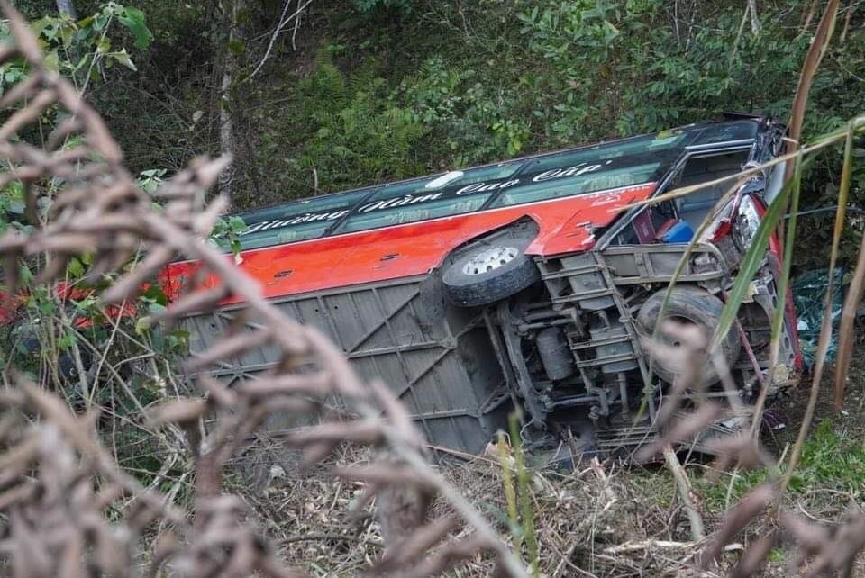 Xe khach lao xuong vuc, mot nguoi chet hinh anh