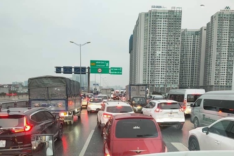 Xe container dam dai phan cach Vanh dai 3 anh 2