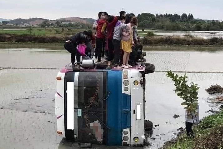 Oto cho 40 cong nhan lat xuong ruong hinh anh