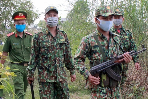 Nam nguoi Trung Quoc vuot bien trai phep hinh anh