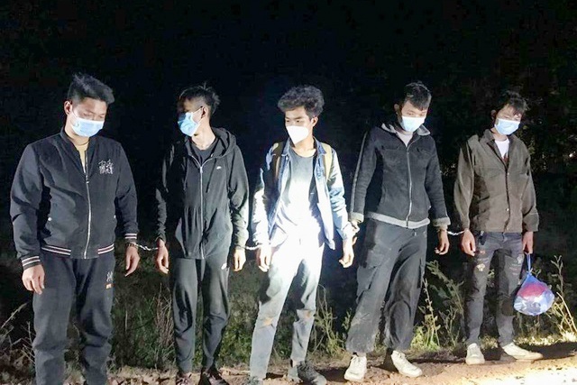 Vuot bien trai phep anh 1