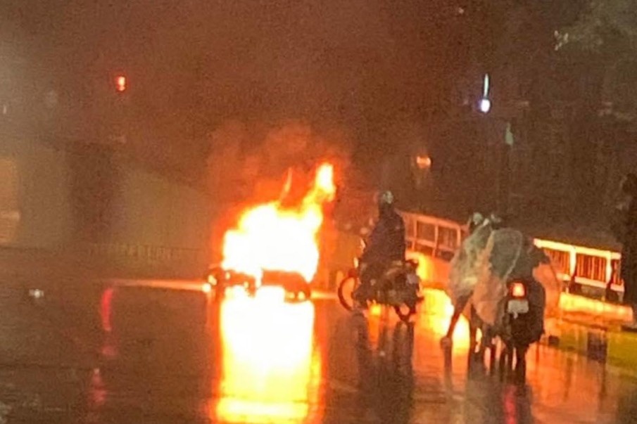 Truy tim tai xe lai oto bo chay sau va cham khien xe may boc chay hinh anh