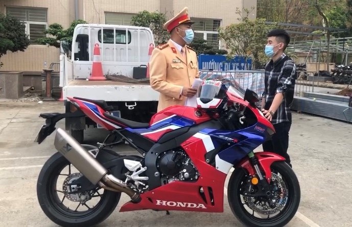 Phong xe 299 kmh anh 1