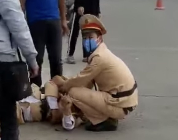 Tai xe 17 tuoi tong CSGT trong thuong hinh anh